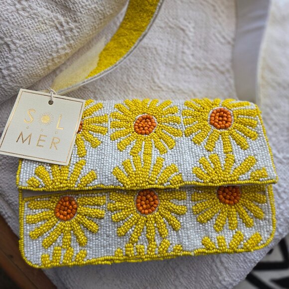 Daisy beaded purse - Picture 1 of 3